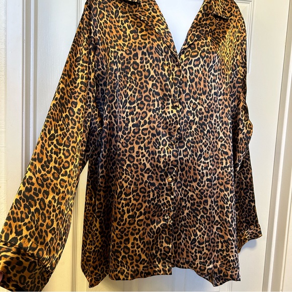 🐆PRIVATE LUXURIES • Satin Leopard Blouse or Pj Top - Picture 4 of 10